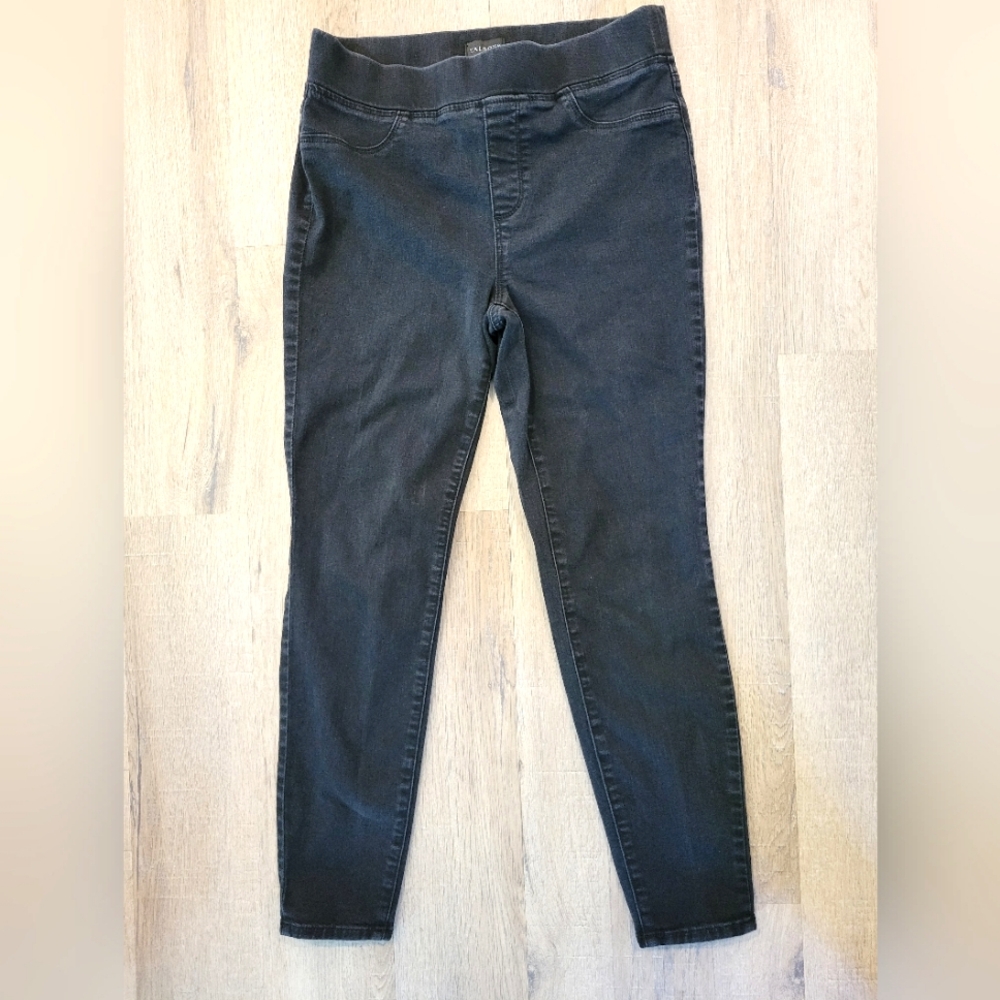 EUC Medium Talbots Black high-waisted Skinny jean with back pockets, no buttons
